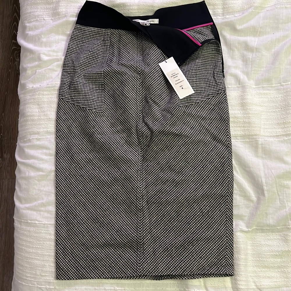 DVF black/white pencil skirt with back slit, pockets.